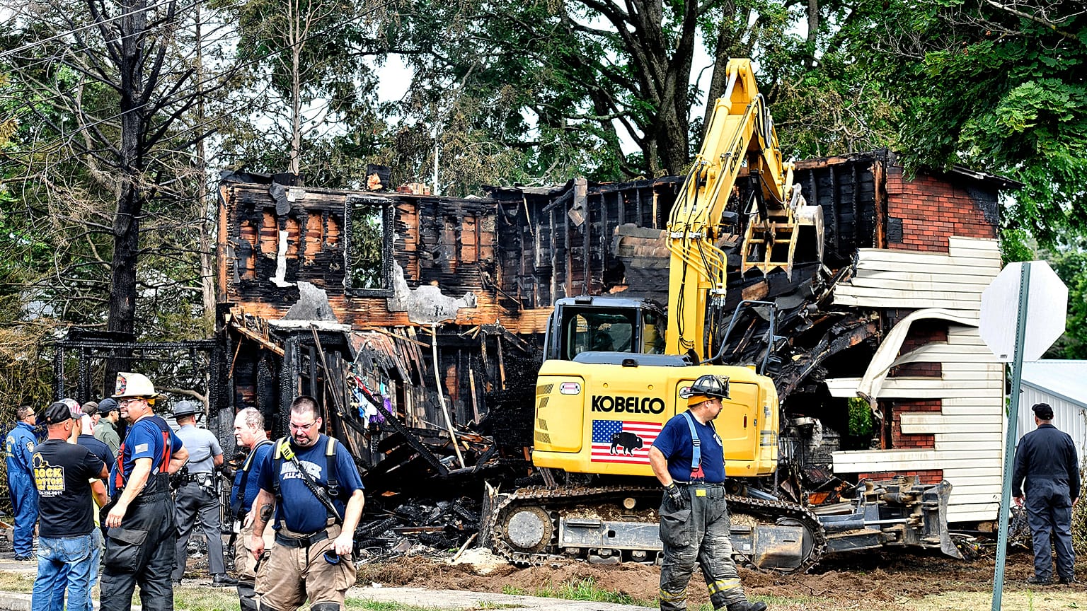Feuerwehrleute stehen vor deer ausgebrannten Hausruine in Nescopeck (Pennsylvania)