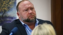 Alex Jones während des Verfahrens in Austin, Texas