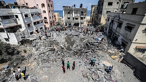 آثار تدمير مبنى في غزة
