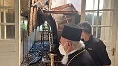 Ο Οικουμενικός Πατριάρχης κατά την επίσκεψή του, στο κατεστραμμένο από τη φωτιά, Γηροκομείο Βαλουκλή στην Κωνσταντινούπολη