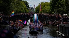 Cientos de miles de personas se alinearon en los canales de Ámsterdam, Países Bajos, el sábado 6 de agosto de 2022.