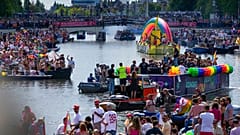 Queerer Stolz auf Amsterdams Grachten.