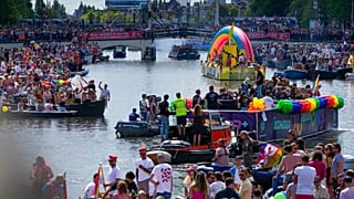 Queerer Stolz auf Amsterdams Grachten.