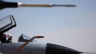 طيار صيني في مقاتلة من طراز جي-10 (أرشيف)