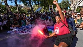 Felvonulás Civitanova Marchében Alika Ogorchukwu halála miatt 2022. aug. 6-án