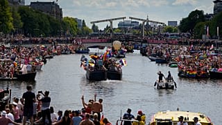 Les canaux d'Amsterdam aux couleurs arc-en-ciel