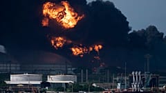 Schwarze Rauchwolken steigen nach einem Brand in einem Treibstofflager im Hafen von Matanzas, Kuba, auf, 06.08.2022