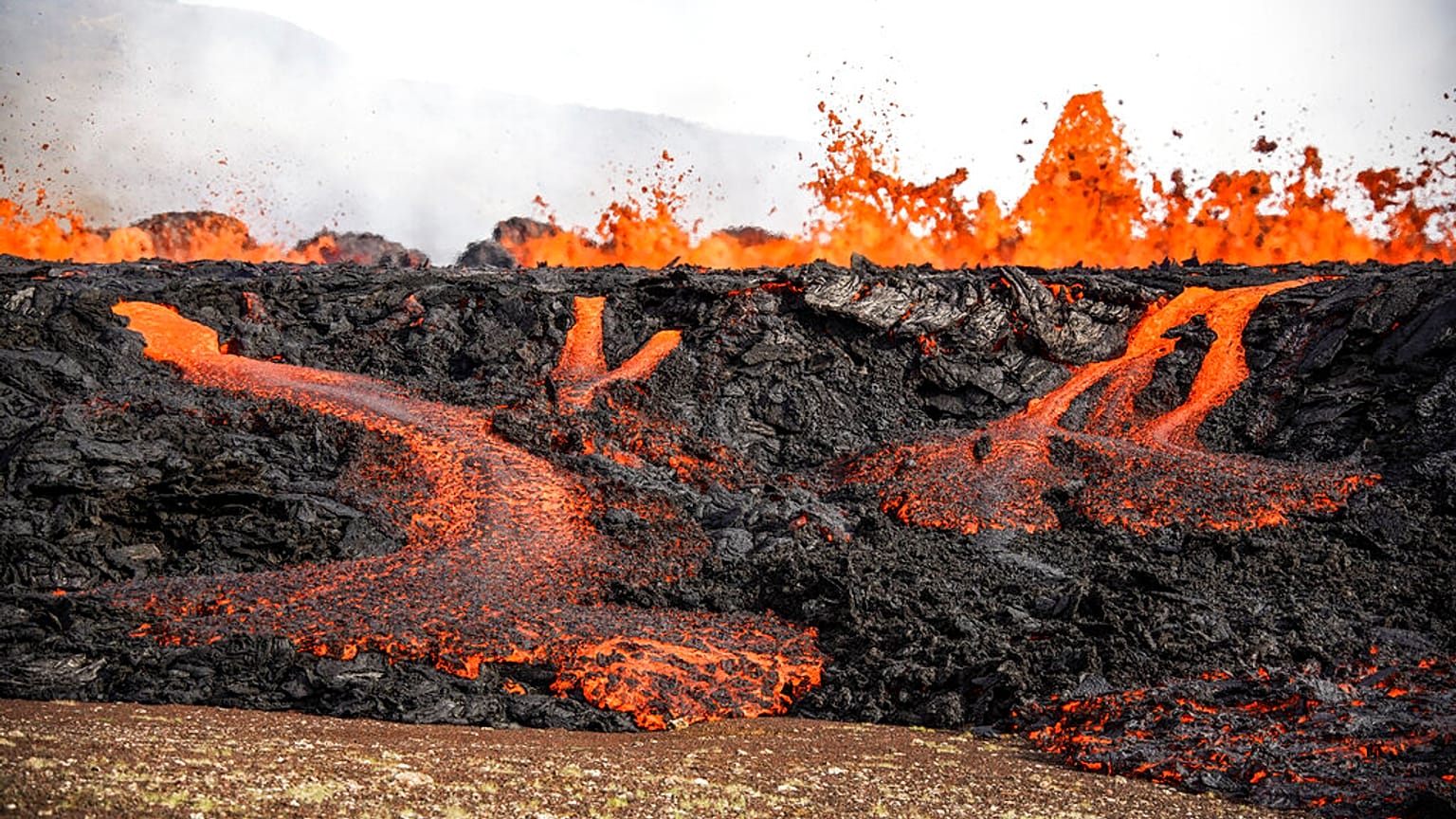 Río de lava de un volcán en Islandia