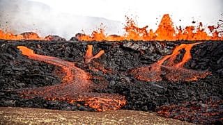 Lava flui do vulcão islandês Fagradalsfjall, a 3 de agosto de 2022, situado a 32 quilómetros a sudoeste da capital Reiquiavique e perto do aeroporto internacional de Keflavik.