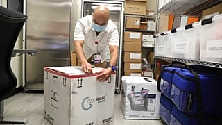 Φαρμακοποιός παραλαμβάνει παρτίδα εμβολίων για την ευλογιά των πιθήκων στο Σαν φρανσίσκο (φωτογραφία αρχείου)