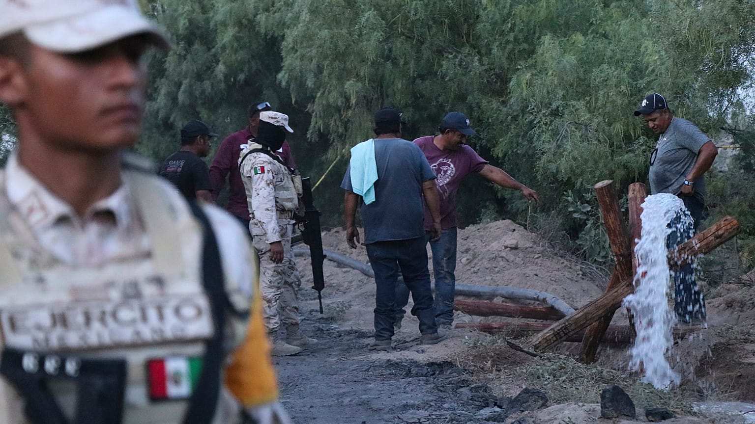 Voluntarios drenan el agua de una mina de carbón inundada y colapsada donde hay mineros atrapados en Sabinas, estado de Coahuila, México, el jueves 4 de agosto de 2022. 
