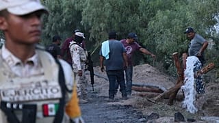 Voluntarios drenan el agua de una mina de carbón inundada y colapsada donde hay mineros atrapados en Sabinas, estado de Coahuila, México, el jueves 4 de agosto de 2022.