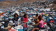 Frauen suchen nach brauchbaren Klamotten in den Müllbergen in der Atacama-Wüste.