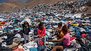 Frauen suchen nach brauchbaren Klamotten in den Müllbergen in der Atacama-Wüste.