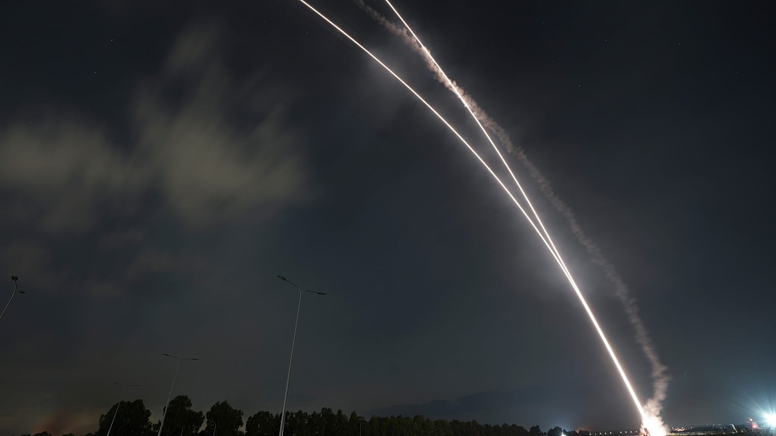 Le système antimissile israélien Iron Dome tire pour intercepter une roquette lancée de la bande de Gaza vers Israël, le 6 août 2022.