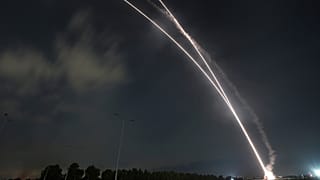 Le système antimissile israélien Iron Dome tire pour intercepter une roquette lancée de la bande de Gaza vers Israël, le 6 août 2022.