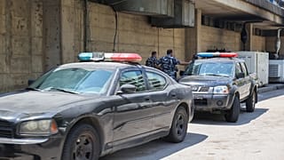 عناصر من قوى الأمن الداخلي بجانب سجن العدلية