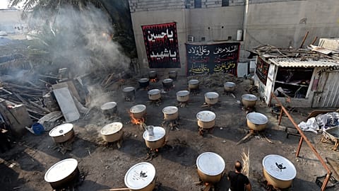 In großen Töpfen auf offenem Feuer werden die traditionellen Speisen zubereitet.