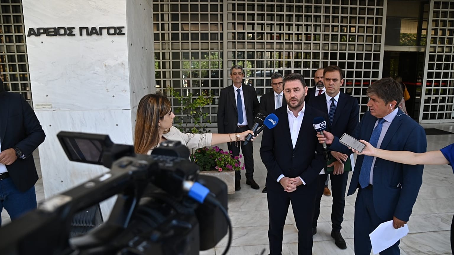 Ο πρόεδρος του ΚΙΝΑΛ έξω από τον Άρειο Πάγο