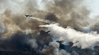 رغم الدعم الجوي، واجه عمال الإطفاء صعوبات في إخماد الحريق بسبب الرياح القوية 