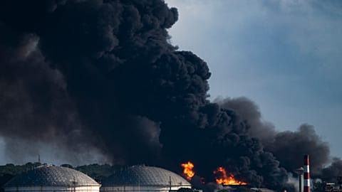 L'incendie d'un dépôt de pétrole n'est pas encore maîtrisé.
