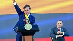 Siegerpose des neuen Präsidenten nach seiner Einführungsrede in Bogotá