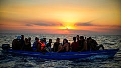مهاجرون من تونس يبحرون في قارب خشبي  على بعد ستة عشر ميلاً غرب جزيرة بانتيليريا الإيطالية في البحر الأبيض المتوسط، الجمعة 5 أغسطس 2022.