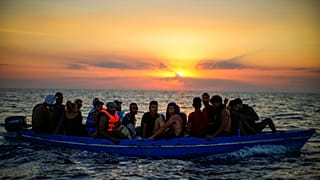 مهاجرون من تونس يبحرون في قارب خشبي  على بعد ستة عشر ميلاً غرب جزيرة بانتيليريا الإيطالية في البحر الأبيض المتوسط، الجمعة 5 أغسطس 2022.
