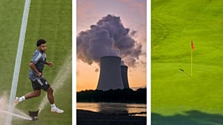 Le milieu de terrain allemand Serge Gnabry saute par-dessus l'arroseur qui arrose la pelouse - juin 2021