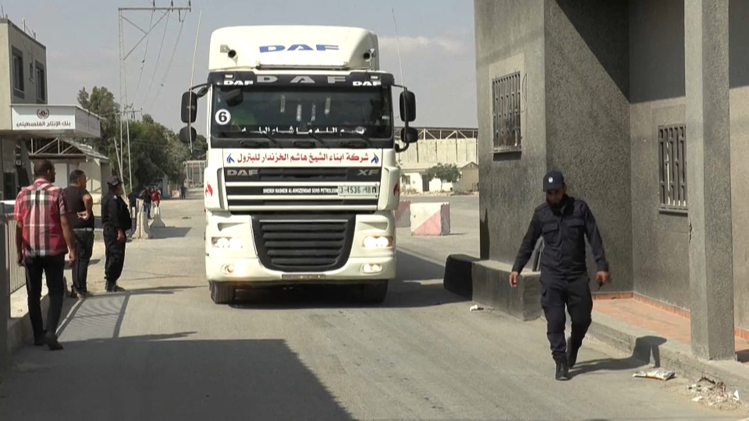 شاحنات وقود تدخل قطاع غزة مع إعادة فتح معبر كرم أبو سالم