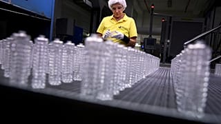 Qualitätskontrolle im Heinz-Glas-Werk in Kleintettau