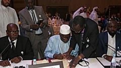Unterzeichnung des Abkommens in Doha