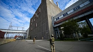 Orosz katonák a Zaporizzsjai erőmű előtt