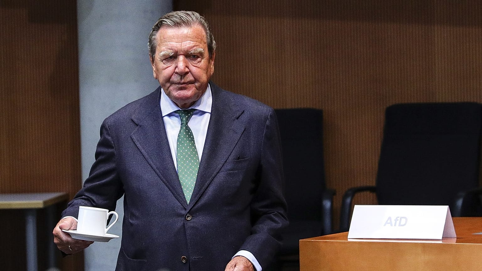 Archív fotó: a volt német kancellár egy berlini parlamenti meghallgatáson