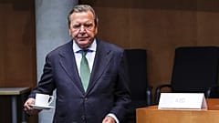 Archív fotó: a volt német kancellár egy berlini parlamenti meghallgatáson