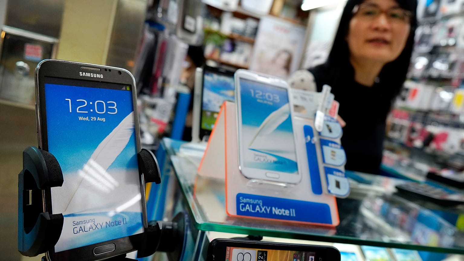 Új Samsung okostelefonokat mutat be egy eladó egy tajpeji elektronikai boltban 2013. április 10-én