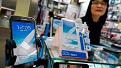 Új Samsung okostelefonokat mutat be egy eladó egy tajpeji elektronikai boltban 2013. április 10-én
