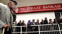 Ziraat Bankası önünde maaş kuyruğu