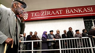 Ziraat Bankası önünde maaş kuyruğu