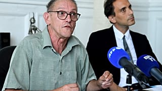 Paul Raoult, père de Sébastien Raoult, détenu au Maroc, et son avocat Philippe Ohayon à une conférence de presse à Paris, le 2 août 2022.