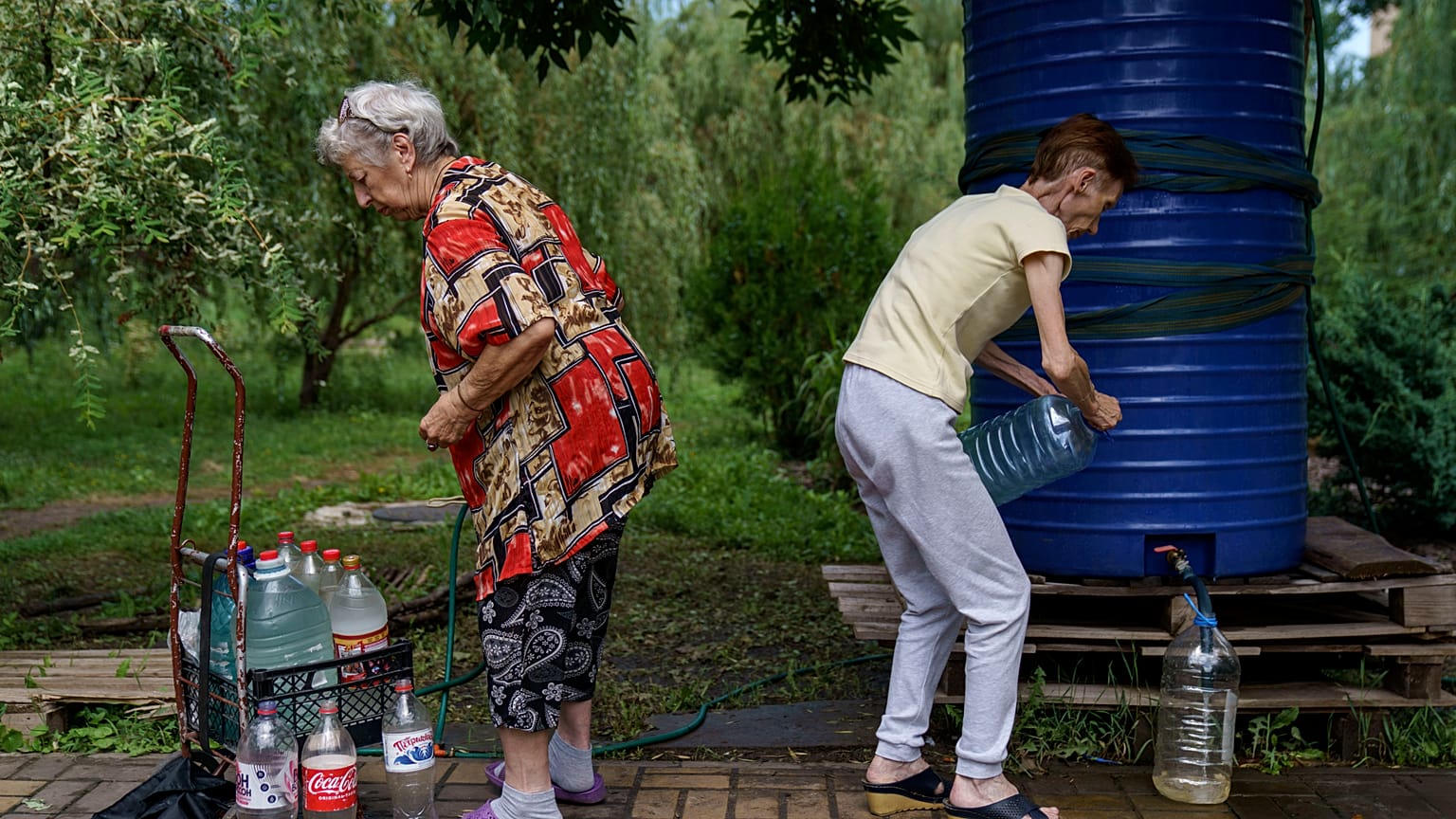 Wasser holen in Slowjansk - eine gefährliche Aufgabe für diese Frauen.