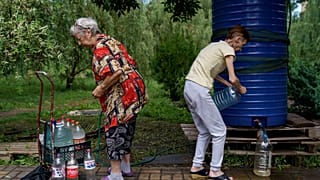 Wasser holen in Slowjansk - eine gefährliche Aufgabe für diese Frauen.