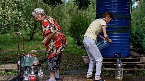 Wasser holen in Slowjansk - eine gefährliche Aufgabe für diese Frauen.