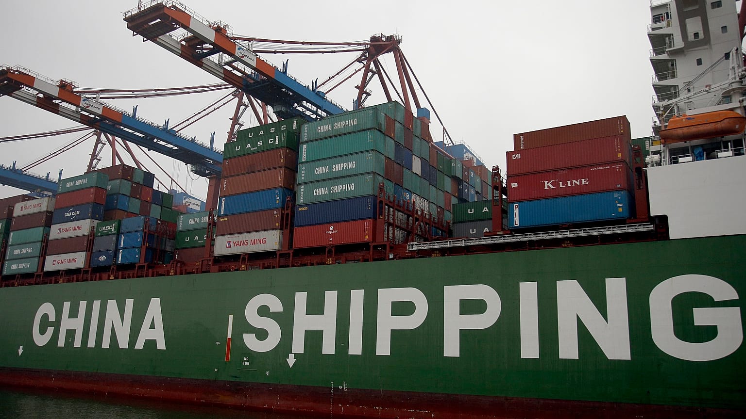 Chinesisches Frachtschiff im Hamburger Hafen (Aufnahme vom 29. Oktober 2014)