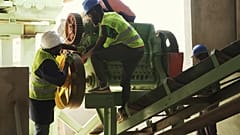 Keramikfabrik in Angola: Arbeit für den Frieden 