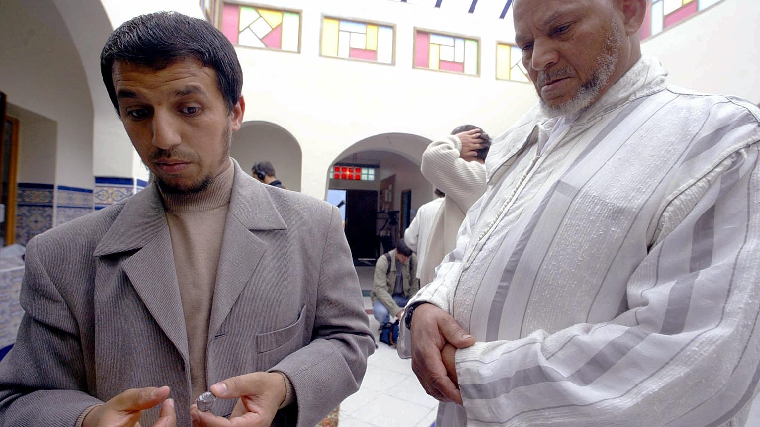 الإمام إيكوسين إلى يسار الصورة (أرشيف) 