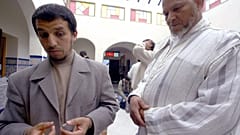 الإمام إيكوسين إلى يسار الصورة (أرشيف) 