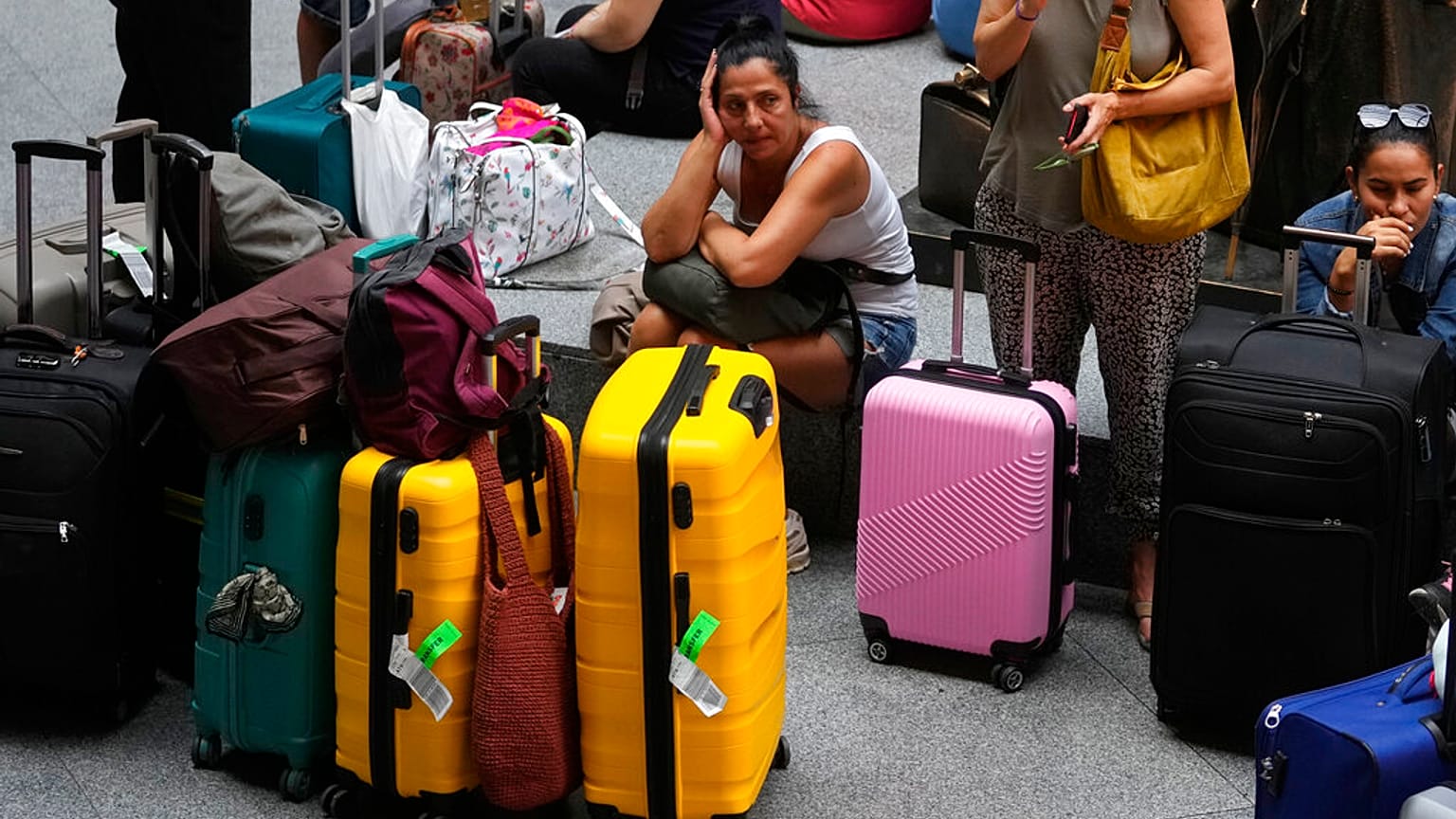 Pasajeros esperan en la estación de trenes de Atocha, en Madrid