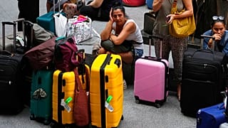 Pasajeros esperan en la estación de trenes de Atocha, en Madrid
