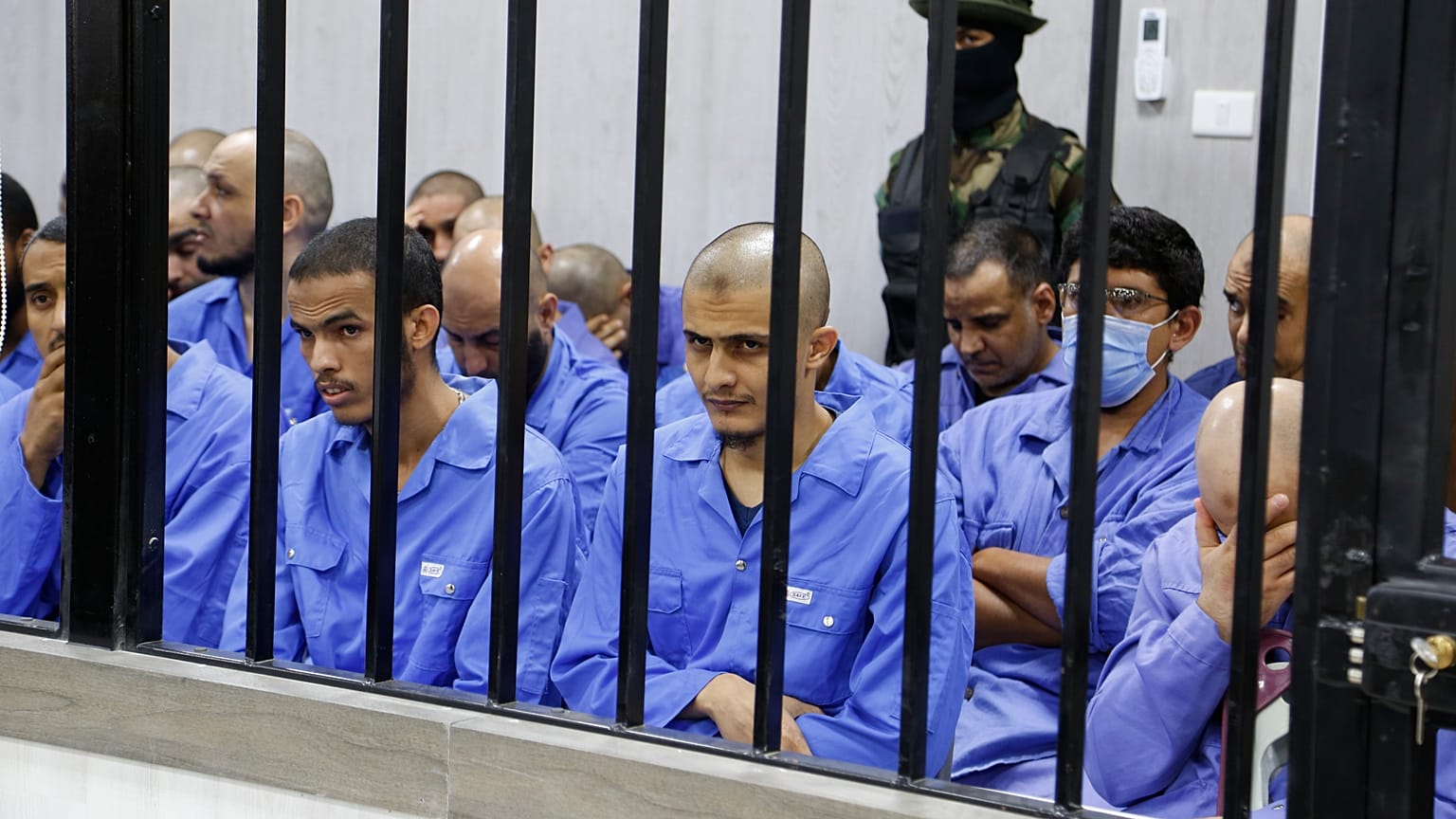 مشتبه فيهم بالانتماء لتنظيم داعش داخل محكمة في مدينة مصراتة الليبية. 2022/08/08